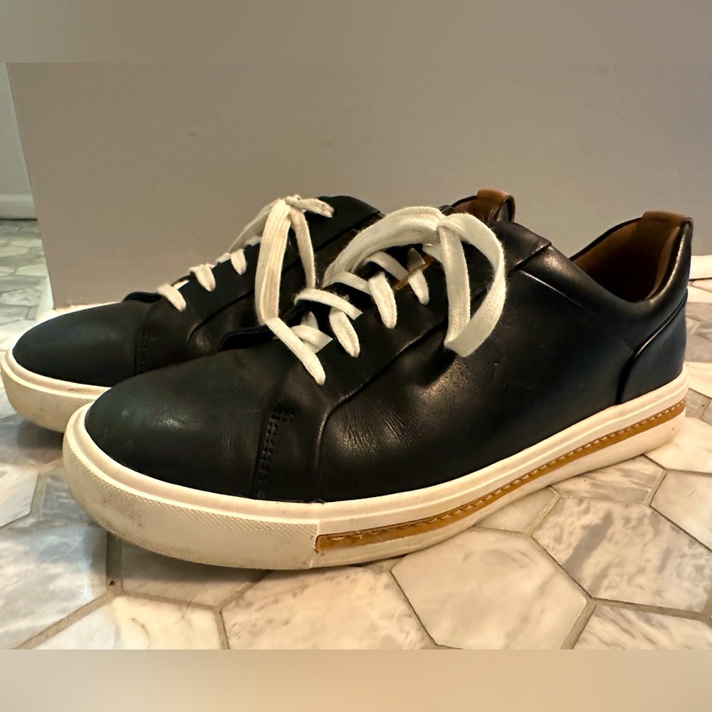 Gently used Clarks lace-up Un Maui women’s sneakers - black white and tan 7.5